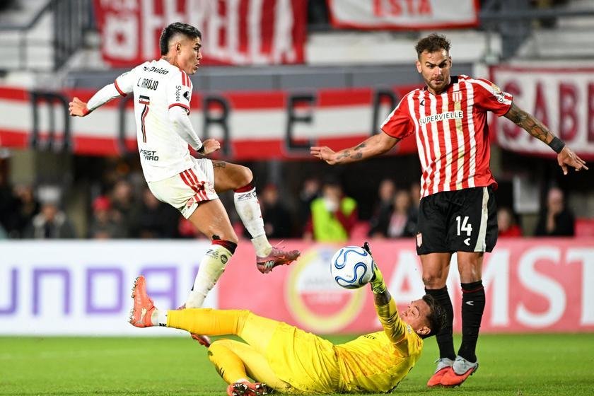 Flamengo empatia com Estudiantes na Argentina em jogo marcado por arbitragem contenciosa