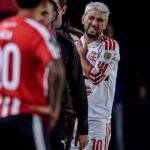 Flamengo perde Arrascaeta aos 16 minutos do primeiro tempo devido a uma lesão no ombro direito.