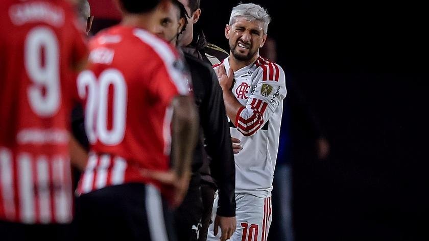 Flamengo perde Arrascaeta aos 16 minutos do primeiro tempo devido a uma lesão no ombro direito.