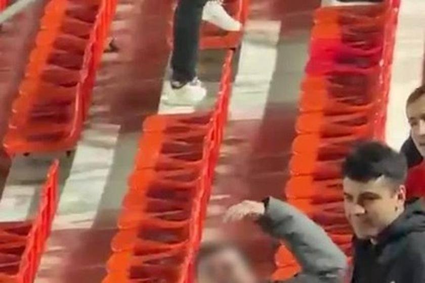 Torcedor faz gesto racista à torcida do Flamengo após empate em Libertadores na Argentina