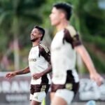 Léo Pereira volta a treinar e resolve dúvida no meio de campo do Flamengo para o clássico contra Vasco