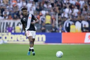 Thiago Mendes do Vasco é absolvido pelo STJD e pronto para enfrentar Flamengo