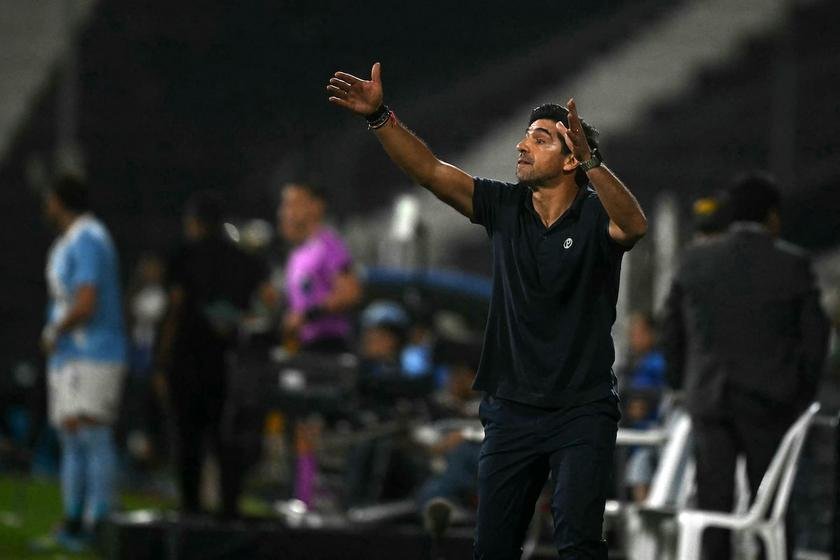 Abel Ferreira defende Palmeiras: "Criar frangos para comer picanha é um processo de tempo e dedicação"