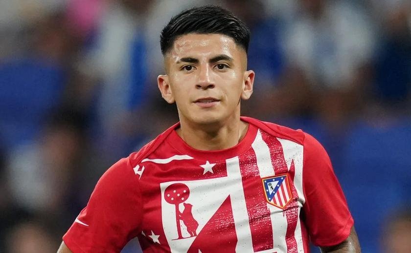 Almada busca novo clube Flamengo e Palmeiras disputam meia argentino