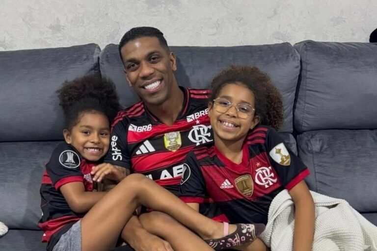 Berrío abre restaurante na Colômbia e revela paixão eterna da filha pelo Flamengo