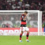 Carrascal iguala recorde negativo de expulsões no Flamengo em 2026