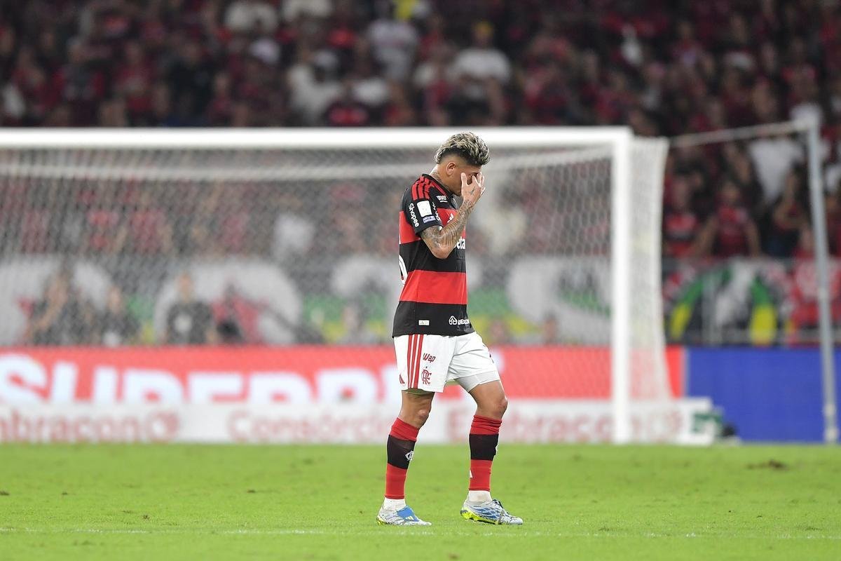 Carrascal iguala recorde negativo de expulsões no Flamengo em 2026