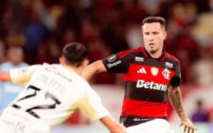 Com dores, Saúl é dúvida no Flamengo e treinará nas férias