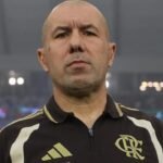 Diretoria do Flamengo blinda Leonardo Jardim após eliminação e define clássico como teste decisivo