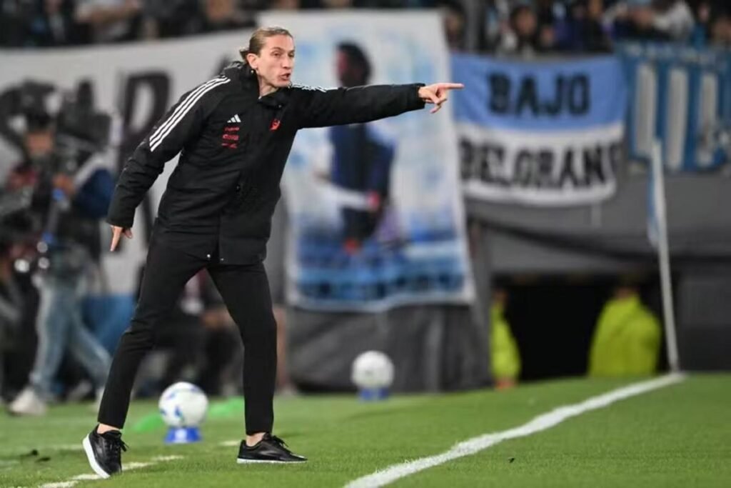 Filipe Luís é favorito para técnico do Bayer Leverkusen após saída do Flamengo