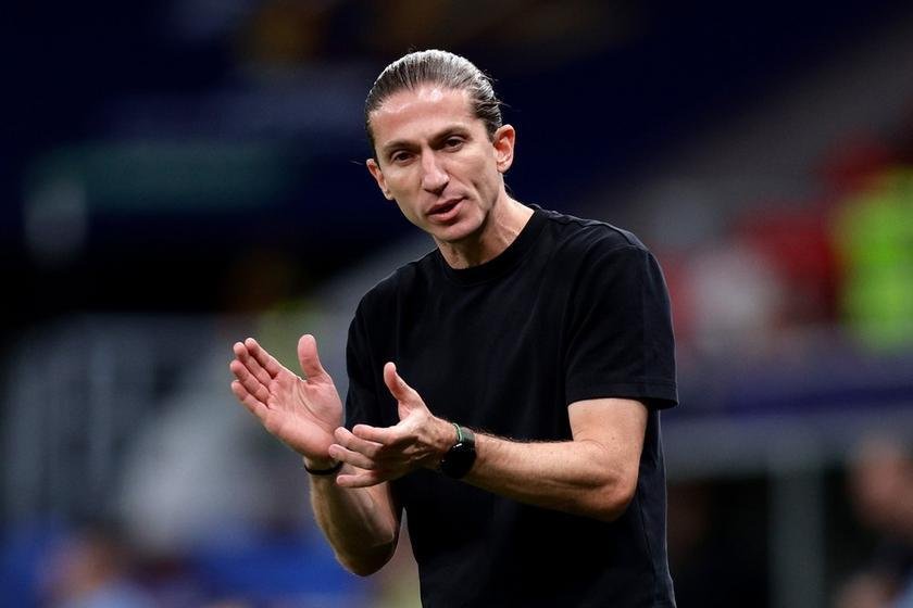 Filipe Luis surge como forte candidato para assumir comando técnico do Chelsea na próxima temporada
