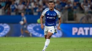 Flamengo abre conversas com staff de Kaiki Bruno e mira contratação do lateral