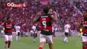 Flamengo abre vantagem sobre Vasco com gol de Pedro no início do jogo