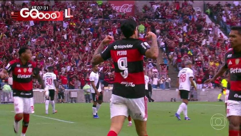 Flamengo abre vantagem sobre Vasco com gol de Pedro no início do jogo