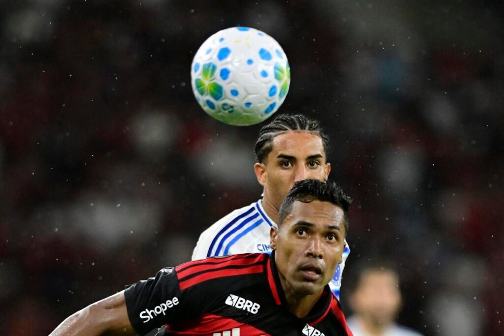 Flamengo avança em conversas para renovar com Alex Sandro por mais um ano