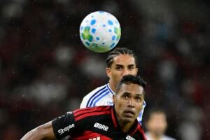 Flamengo avança em conversas para renovar com Alex Sandro por mais um ano