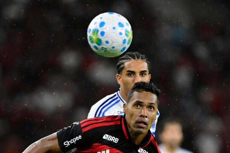 Flamengo avança em conversas para renovar com Alex Sandro por mais um ano
