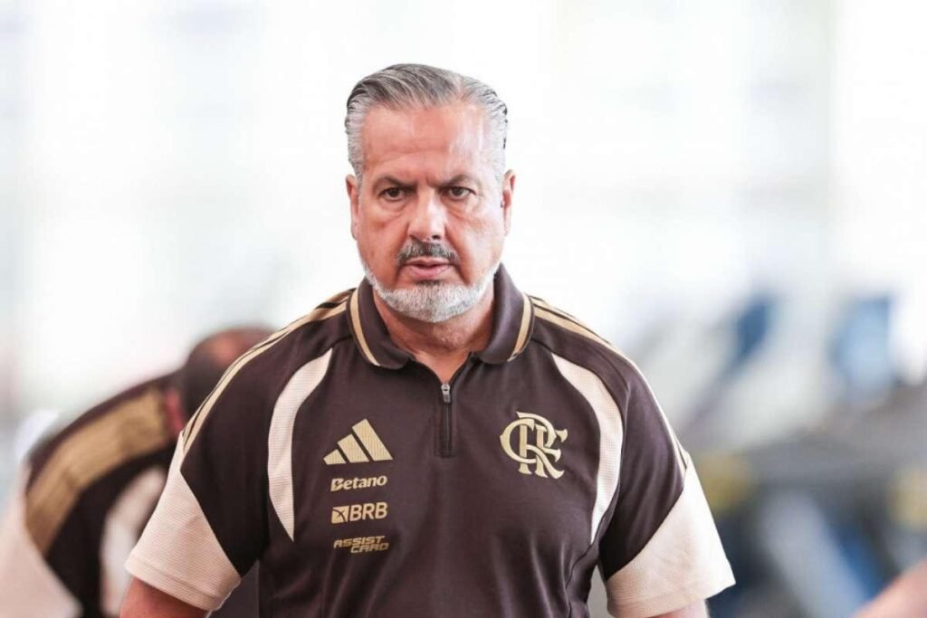Flamengo busca reforços no meio-campo e Danilo é uma das opções