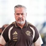 Flamengo busca reforços no meio-campo e Danilo é uma das opções