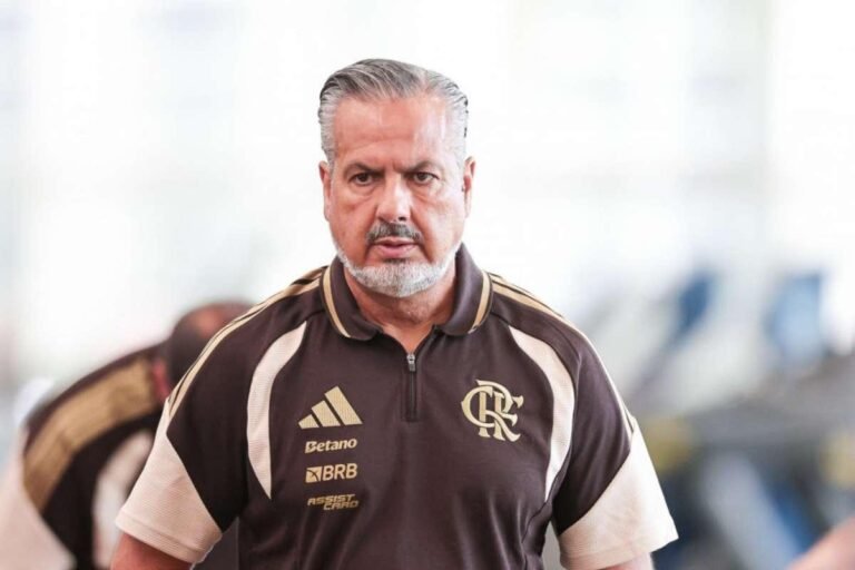 Flamengo busca reforços no meio-campo e Danilo é uma das opções
