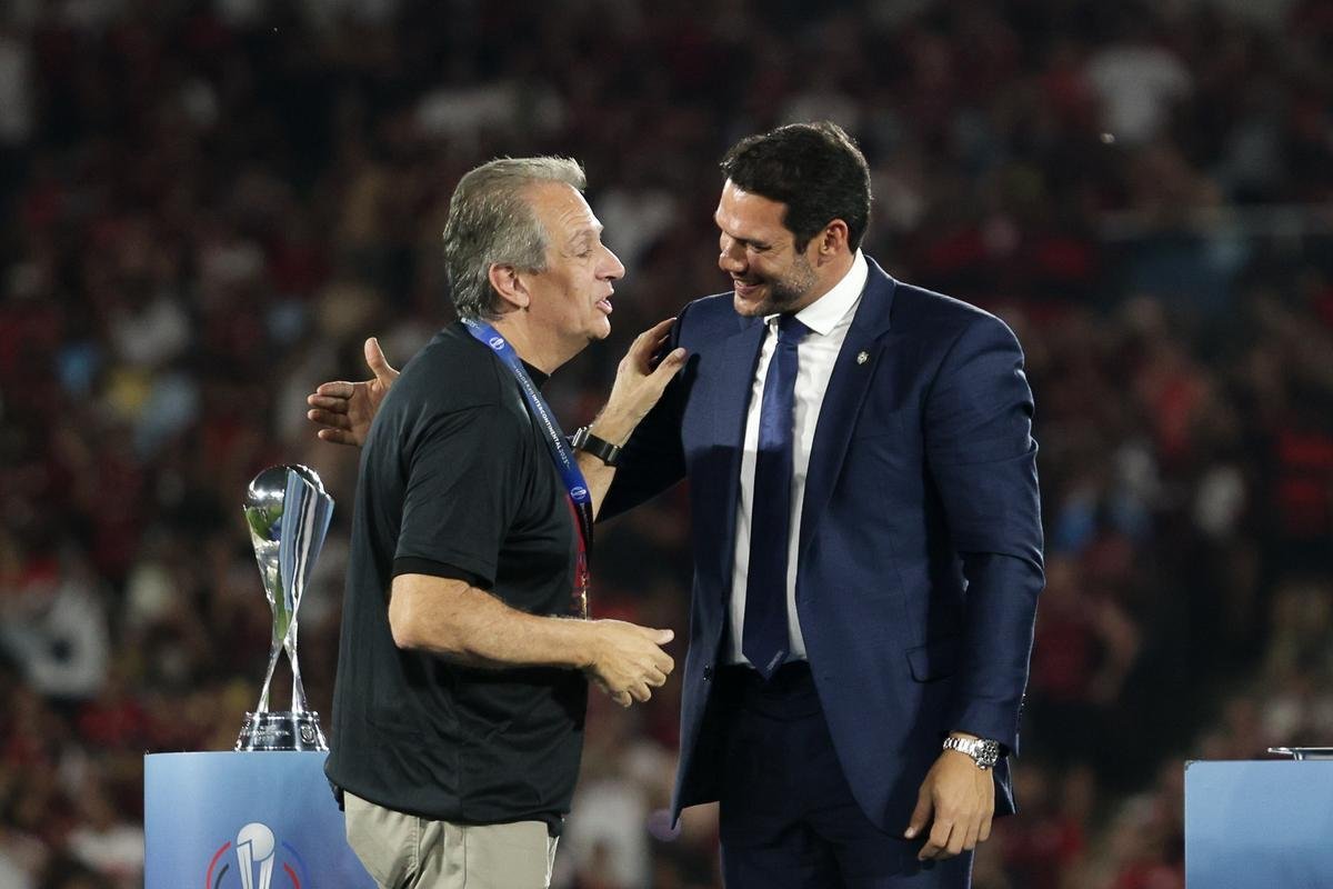 Presidente do Flamengo, Bap confraterniza com o presidente da CBF, Samir Xaud, na final da Libertadores do ano passado