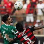 Flaco e Pulgar disputam a bola no alto no confronto que virou clássico