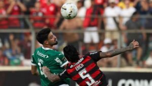 Flaco e Pulgar disputam a bola no alto no confronto que virou clássico