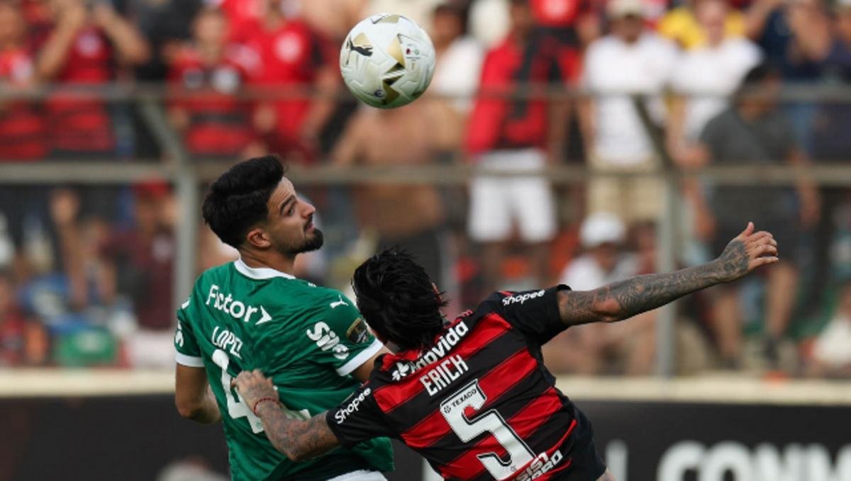 Flaco e Pulgar disputam a bola no alto no confronto que virou clássico