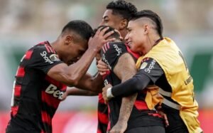 Flamengo encaminha renovação de contrato com Alex Sandro até o final de 2027