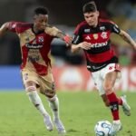 Flamengo enfrenta Independiente Medellín em crise esportiva e polêmica
