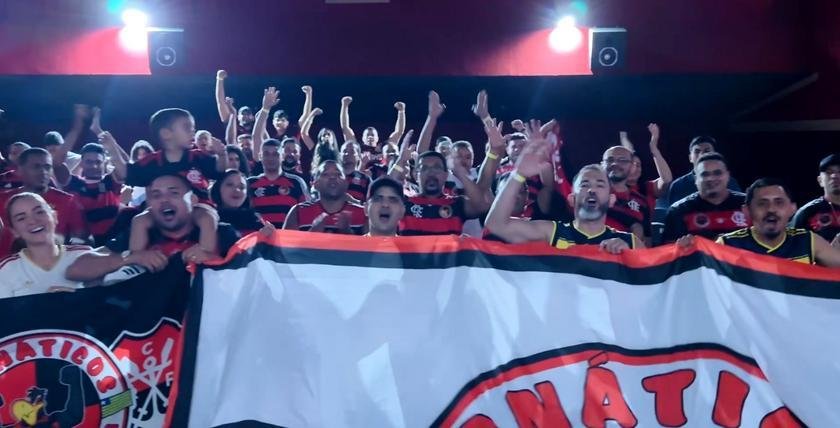 Flamengo inova em cinema ao transformar sala em "arquibancada" para ver documentário sobre Zico