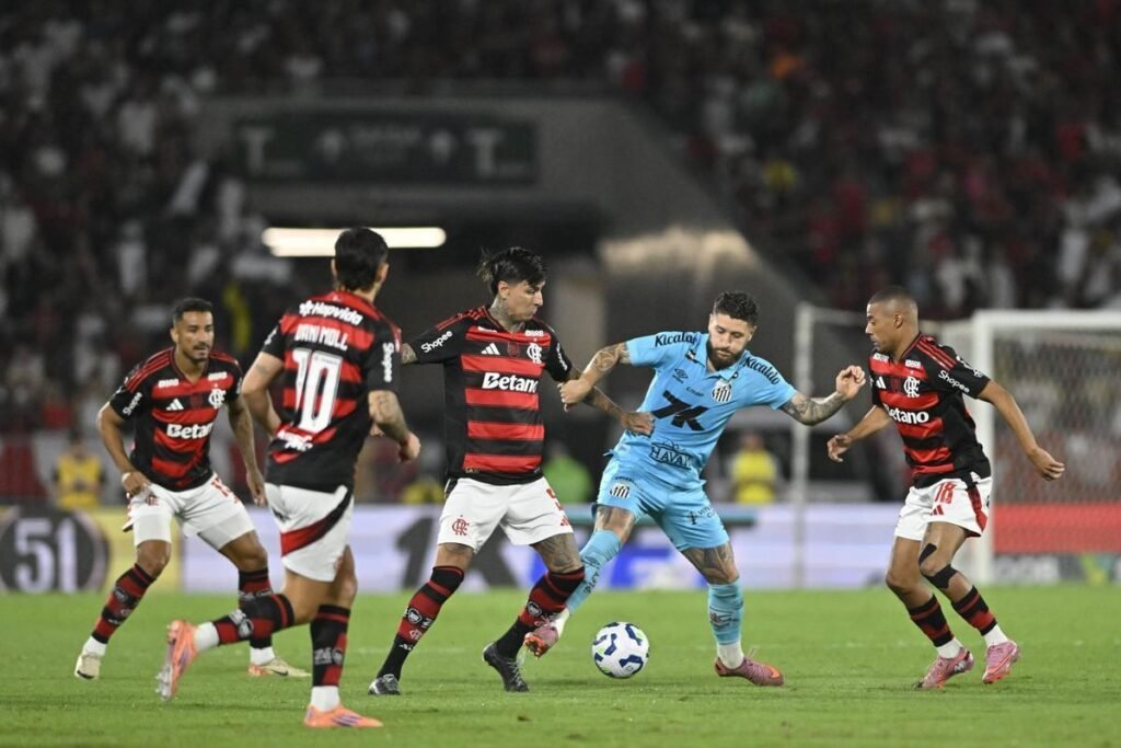 Flamengo monitora Danilo e avalia busca por reforço no meio campo para suprir possíveis saídas