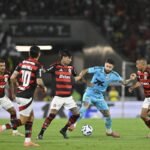 Flamengo monitora Danilo e avalia busca por reforço no meio campo para suprir possíveis saídas