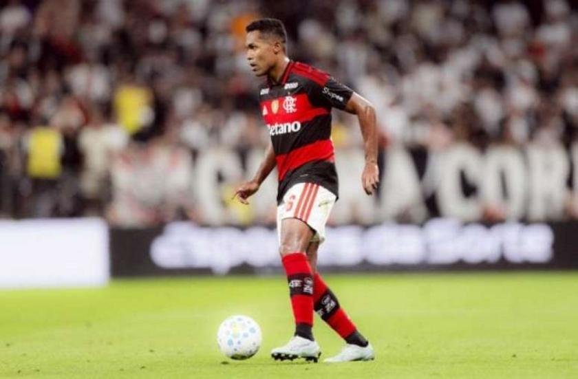 Flamengo perde Alex Sandro para jogo contra o Grêmio devido a terceiro cartão amarelo
