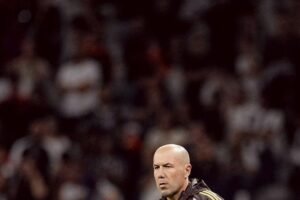 Flamengo perde maturidade no segundo tempo e entrega resultado para o Vasco.