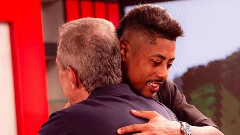 Flamengo promete homenagear Bruno Henrique com busto após renovação do contrato.