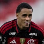 Flamengo rejeita propostas europeias por Ryan Roberto que planeja saída sem custos