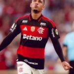 Flamengo supera desfalques, vence Coritiba por 3 a 0 e pressiona Palmeiras no Brasileiro