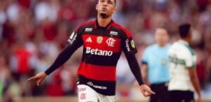 Flamengo supera desfalques, vence Coritiba por 3 a 0 e pressiona Palmeiras no Brasileiro