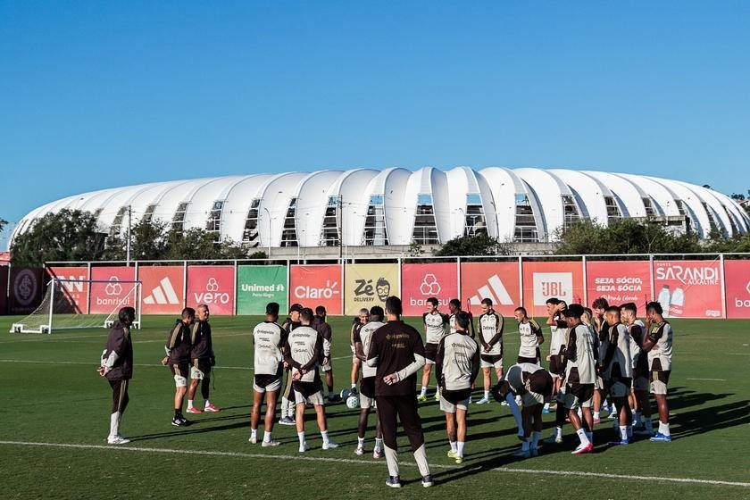 Flamengo treina em Porto Alegre com novidade na lateral para encarar o Grêmio