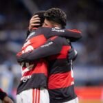 Flamengo vence Grêmio e pressiona líder Palmeiras na reta final