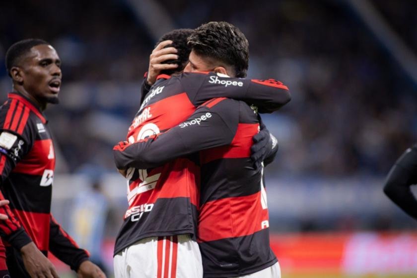 Flamengo vence Grêmio e pressiona líder Palmeiras na reta final
