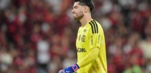 Jardim mantém confiança em Rossi apesar de falhas seguidas no gol do Flamengo