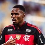 Jogador revelado no Flamengo consolida lugar de titular após série de performances excepcionais.