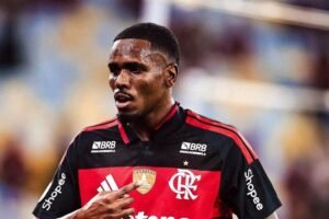 Jogador revelado no Flamengo consolida lugar de titular após série de performances excepcionais.