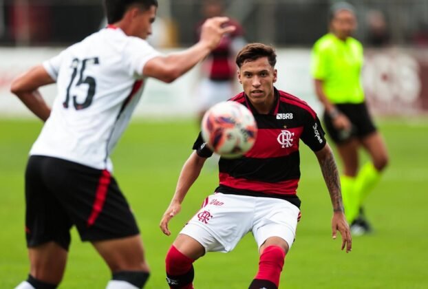 Joia argentina do Flamengo é relacionada para duelo contra Coritiba no Maracanã
