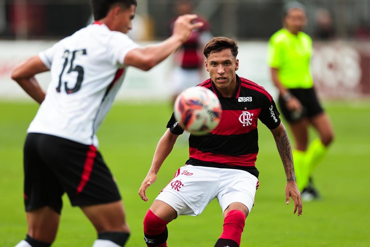 Joia argentina do Flamengo é relacionada para duelo contra Coritiba no Maracanã