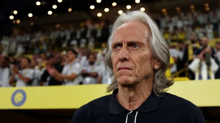 Jorge Jesus volta ao Maracanã para acompanhar partida do Flamengo durante férias no Brasil