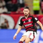 Jorginho sofre fratura no dedão e desfalca Flamengo contra o Cusco