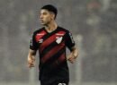 Lateral do Athletico tem suspensão reduzida e pode enfrentar o Flamengo